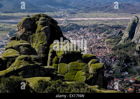 Vue de la ville de Meteora Kalabaka vu depuis le nord-ouest à la pointe de la plaine de Thessalie, à proximité de la rivière Pineios et montagnes du Pinde, en Grèce centrale Banque D'Images