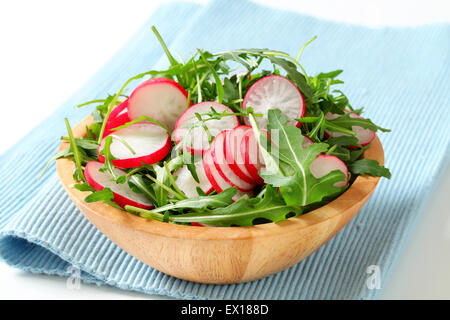 Bol de salade de roquette et de radis tranchés Banque D'Images