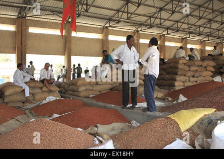 16 avril 2014 - 16 avril 2014 - Yavatmal, Inde :.Les agriculteurs attendent avec leurs produits pour la vente aux enchères de céréales alimentaires pour lancer sur le marché de gros du marché du grain à Yavatmal au Maharashtra, Inde.L'Inde, le plus grand producteur de lait et le deuxième plus grand producteur de fruits et légumes, est aussi l'un des plus grands gaspilleurs de l'alimentation dans le monde - gaspiller 440 milliards de dollars de fruits, légumes, céréales et tous les ans, selon Emerson Climate Technologies de l'Inde, partie d'Emerson, une unité de fabrication sur la technologie et société. Les solutions de stockage à froid, qui font cruellement défaut en J Banque D'Images