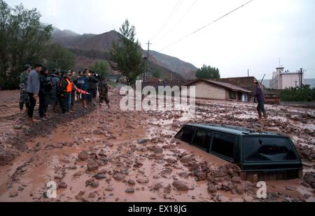 Sunan, Province de Gansu en Chine. 4 juillet, 2015. Une voiture est dans la boue en Hongsiwan Ville de Sunan, comté du nord-ouest de la Chine, la province du Gansu, le 4 juillet 2015. Fortes pluies ont causé un glissement de Sunan le samedi. Credit : Zhang Xiaojun/Xinhua/Alamy Live News Banque D'Images