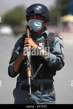 Kaboul, Afghanistan. 4 juillet, 2015. Un policier monte la garde à un poste de contrôle de la police à Kaboul, Afghanistan, 4 juillet 2015. Au moins 30 policiers afghans ont été tués depuis que des affrontements ont éclaté entre les militants talibans et forces de sécurité dans le district de Jalrez La province de Wardak, a rapporté la presse locale vendredi. Credit : Ahmad Massoud/Xinhua/Alamy Live News Banque D'Images