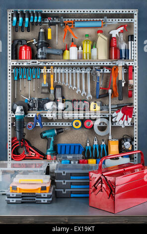 Outil de garage rack avec divers outils et fournitures de réparation à bord et des étagères. Banque D'Images