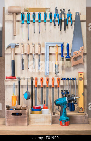 Outil de garage rack avec divers outils et fournitures de réparation à bord . Banque D'Images