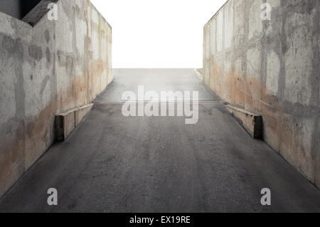 Entrée de garage, murs de béton entourant Banque D'Images