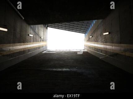 Entrée de garage, murs de béton entourant Banque D'Images