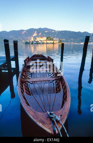 Barque sur les eaux calmes du lac d'Orta San Giulio Isola avec en arrière-plan, Lake District Italie Banque D'Images