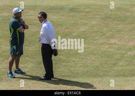 L'entraîneur de l'Australie et sélecteur de discuter sur l'équipe de grand champ en Pre-Ashes jeu de préchauffage à Chelmsford Banque D'Images