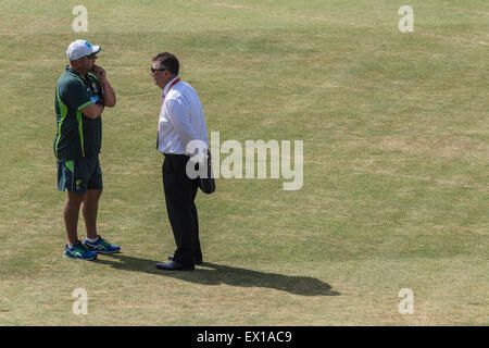 L'entraîneur de l'Australie et sélecteur de discuter sur l'équipe de grand champ en Pre-Ashes jeu de préchauffage à Chelmsford Banque D'Images