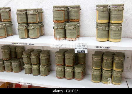 À l'intérieur d'une confitures traditionnelles moutardes,des fines herbes et condiments , en magasin Berrima, New South Wales, Australie Banque D'Images