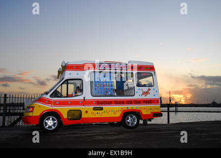 Ice cream van au bord de la mer et le coucher du soleil l'Angleterre Angleterre Europe Banque D'Images