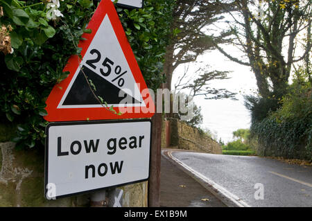 Panneau de circulation 25 % pente raide vers le bas et basse de texte maintenant, île de Wight, Angleterre Angleterre Europe Banque D'Images