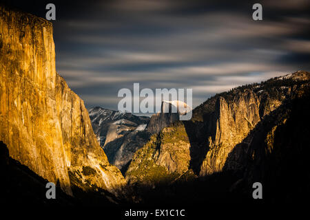 La Vallée Yosemite de vue de tunnel. En fin de soirée d'or soleil avec la neige sur les sommets Banque D'Images