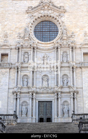 Vue de la façade ouest de la cathédrale de Saint Felix dans la vieille ville de Gérone. La Catalogne. L'Espagne. Banque D'Images