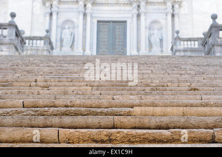 Vue de l'escalier dans la façade ouest de la cathédrale de Saint Felix dans la vieille ville de Gérone. La Catalogne. L'Espagne. Banque D'Images