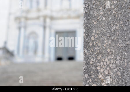 Nummulites de l'escalier dans la façade ouest de la cathédrale de Saint Felix dans la vieille ville de Gérone. La Catalogne. L'Espagne. Banque D'Images