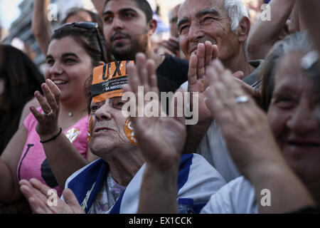 Athènes, Grèce. 06Th Juillet, 2015. Les gens applaudissent, lors d'une manifestation soutenant le NON au référendum de dimanche à Athènes, Grèce le 3 juillet 2015. Photo : afp/Baltagiannis Socrates : dpa Crédit photo alliance/Alamy Live News Banque D'Images