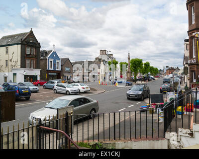 Afficher le long de High Street Dumfries Dumfries et Galloway Scottish Borders une vibrante ville historique ville touristique sur la rivière Annan boutiques indépendantes locales Banque D'Images