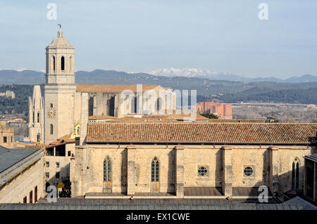 Cathédrale Saint Felix dans la vieille ville avec les Pyrénées en arrière-plan dans le mur de la ville de Gérone, Catalogne, Espagne. Banque D'Images