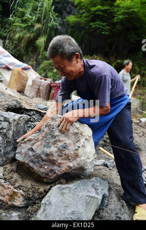 "Liutong, la région autonome Zhuang du Guangxi. 4 juillet, 2015. Les villageois de réparer une route endommagée à Liuye Canton de "Liutong Yao comté autonome de la Chine du Sud, région autonome Zhuang du Guangxi, le 4 juillet 2015. Les populations locales ont commencé leurs travaux de reconstruction récemment après une grave inondation qui a balayé le comté le 14 juin. Credit : créatrice Ailin Zhang/Xinhua/Alamy Live News Banque D'Images