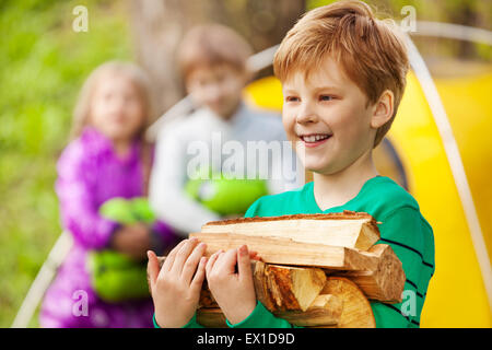 Close-up view of boy holding le bois de feu Banque D'Images