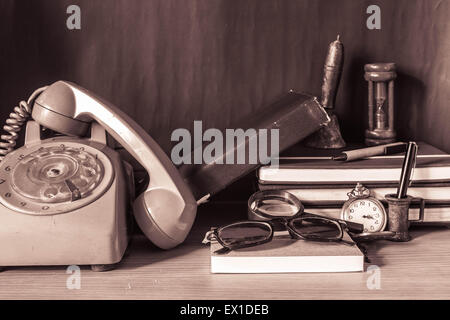 L'appareil est placé dans un désordre sur le bureau. Banque D'Images