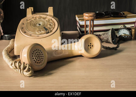 Des casques sont tombées sur le sol en bois Banque D'Images