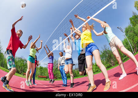 Vue d'adolescents Fisheye jouer au volley-ball sur le sol Banque D'Images