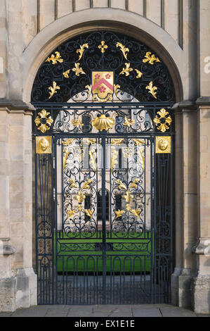 La porte en fer ornemental au Radcliffe Square entrée de All Souls College à l'Université d'Oxford Banque D'Images