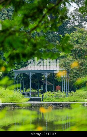 Singapour. 4 juillet, 2015. Photo fournie par l'Organisation des Nations Unies pour l'éducation, la science et la culture (UNESCO) présente le Lac des cygnes Gazebo dans le Jardin Botanique de Singapour. Les Jardins botaniques de Singapour est maintenant un site du patrimoine mondial de l'après qu'il a été inscrit à la 39e session du Comité du patrimoine mondial à Bonn, Allemagne, local TV Channel NewsAsia a rapporté le 4 juillet 2015. © Xinhua/Alamy Live News Banque D'Images