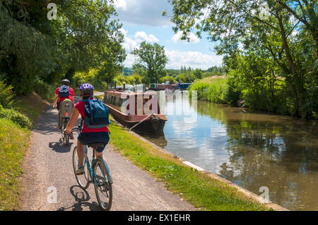 Bathampton, Somerset, Royaume-Uni. Le 04 juillet, 2015. Météo britannique. Les personnes bénéficiant d'un cycle le long du chemin de halage sur le canal Kennet et Avon. Crédit : Richard Wayman/Alamy Live News Banque D'Images