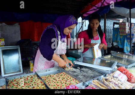 Birmans vente snack-myanmar style pour voyageur à petit marché le 18 mai. 2015 à Mandalay, Myanmar Banque D'Images