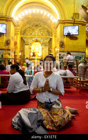 Femme thaïlandaise voyages et prier rituel commence lorsque les moines se laver le visage et brosser les dents de l'image du Bouddha à Maha Myat Muni P Banque D'Images