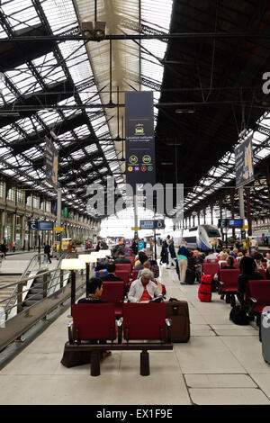 Les passagers à la Gare de Lyon, de l'intérieur, principale gare de la borne d'attente, bâtiment à Paris, France. Banque D'Images
