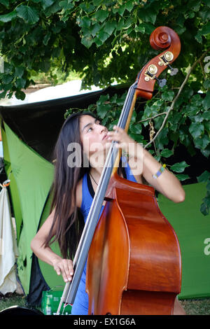 Le contrebassiste, girl, le brouillage dans les campings autour, Festival Django Reinhardt, Samois sur Seine, France. Banque D'Images