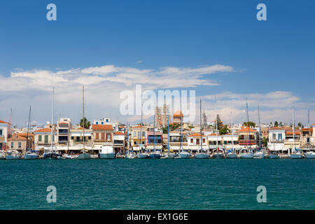 Port d''Égine contre un ciel bleu dans le golfe Saronique en Grèce Banque D'Images