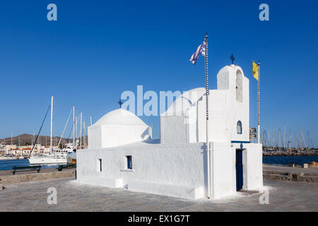 La chapelle blanche de saint Nikolaos contre un ciel bleu dans l'île d'Aegina, Grèce Banque D'Images