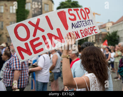 Une femme tient une pancarte qui dit 'Non !' en grec et en allemand et d'austérité en Europe 'Stop' au cours d'une manifestation contre les mesures d'austérité en Grèce, à Stuttgart, Allemagne, 03 juillet 2015. Le "Neue hellenische Gemeinde Stuttgart' (lit. Nouvelle communauté hellénique de Stuttgart), Attac Stuttgart et le projet citoyen 'Die AnStifter' (lit. Les instigateurs) avait appelé à un rassemblement intitulé "chluss mit dem Kaputtsparen Griechenlands - fuer ein solidarisches Europa' (lit. La fin des compressions dévastatrices pour la Grèce - pour une Europe unie solidement). Photo : Wolfram Kastl/dpa Banque D'Images