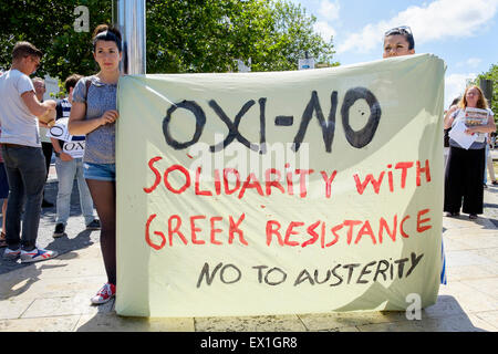 Bristol, Royaume-Uni, 4 juillet 2015. Les protestataires sont représentés tenant une bannière anti-austérité disant oxi pas au cours d'une manifestation à l'appui de l'appel d'un des gouvernements grecs Pas de vote du référendum. le renflouement du dimanche Credit : lynchpics/Alamy Live News Banque D'Images