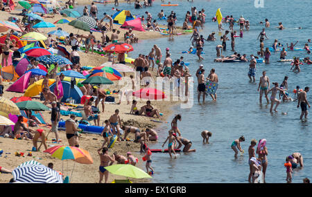 Frankfurt-Oder, Allemagne. 4 juillet, 2015. La zone de baignade de paniers Helenesee lac près de Frankfurt-Oder, Allemagne, 4 juillet 2015. PHOTO : PATRICK PLEUL/DPA/Alamy Live News Banque D'Images