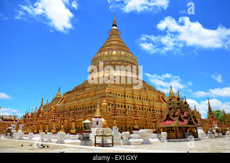 La Pagode Shwezigon doré ou Shwezigon Paya est un temple bouddhiste situé à Nyaung-U, une ville près de Bagan, en Birmanie (Myanmar). Banque D'Images