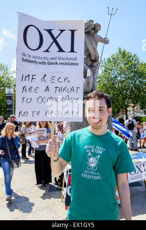 Bristol, Royaume-Uni, 4 juillet, 2015.Un manifestant est représenté tenant une pancarte disant anti-austérité oxi pas lors d'une manifestation en soutien du gouvernement grec appel à un vote négatif dans le renflouement du dimanche un référendum. Credit : lynchpics/Alamy Live News Banque D'Images