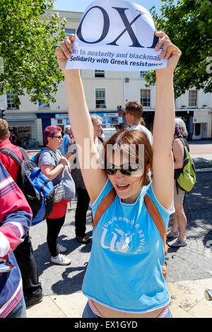 Bristol, Royaume-Uni, 4 juillet, 2015.Un manifestant est représenté tenant un panneau disant anti-austérité oxi pas lors d'une manifestation en soutien du gouvernement grec appel à un vote négatif dans le renflouement du dimanche un référendum. Credit : lynchpics/Alamy Live News Banque D'Images