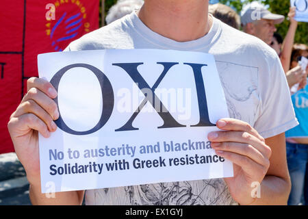 Bristol, Royaume-Uni, 4 juillet, 2015.Un manifestant est représenté tenant un panneau disant anti-austérité oxi pas lors d'une manifestation en soutien du gouvernement grec appel à un vote négatif dans le renflouement du dimanche un référendum. Credit : lynchpics/Alamy Live News Banque D'Images