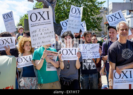 Bristol, Royaume-Uni, 4 juillet 2015. Les protestataires sont représentés tenant des panneaux anti-austérité et des pancartes disant oxi pas au cours d'une manifestation à l'appui de l'appel d'un des gouvernements grecs Pas de vote du référendum. le renflouement du dimanche Credit : lynchpics/Alamy Live News Banque D'Images