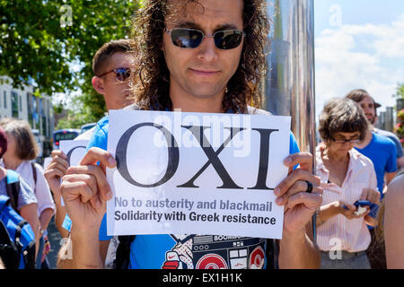 Bristol, Royaume-Uni, 4 juillet, 2015.Un manifestant est représenté tenant un panneau disant anti-austérité oxi pas lors d'une manifestation en soutien du gouvernement grec appel à un vote négatif dans le renflouement du dimanche un référendum. Credit : lynchpics/Alamy Live News Banque D'Images