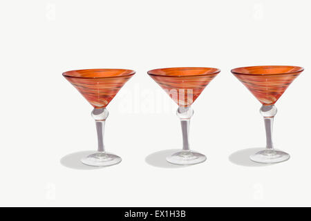 Cocktail martini Orange verres soufflés et un shaker sur fond blanc Banque D'Images