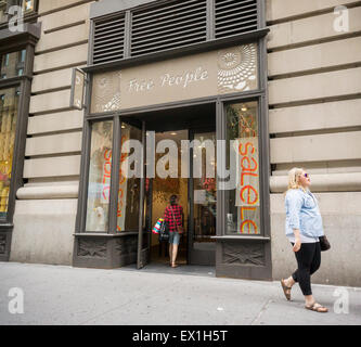 Un peuple libre magasin de vêtements pour femmes à New York le lundi 29 juin, 2015. Peuple libre est une marque de Urban Outfitters. (© Richard B. Levine) Banque D'Images