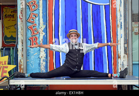 Portrait de Monsieur étrange, le Barker à Sideshow par la mer à Coney Island, Brooklyn, New York. Banque D'Images