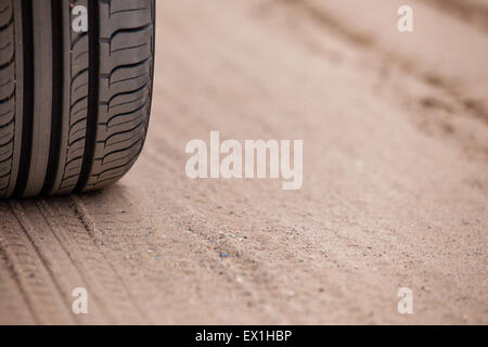 Trace de pneus en caoutchouc SUV dans le sable du désert. Une circonscription de véhicules à quatre roues motrices passables attire de nombreux touristes et professionnels Banque D'Images