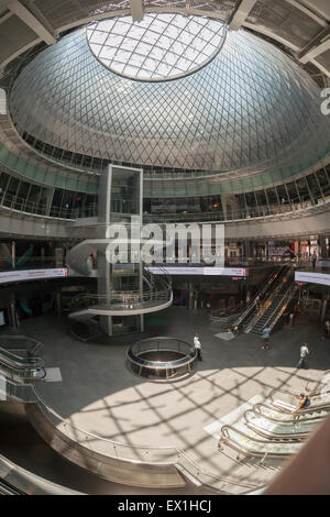 Le Fulton Centre est baigné de lumière naturelle avec la permission du ciel, Reflector-Net la pièce centrale de la plaque tournante du transport en commun dans la région de Lower Manhattan à New York, le vendredi 3 juillet 2015. Le centre de transports de intègre 9 lignes de métro et le réflecteur de la lumière du soleil fournit deux étages en dessous du niveau du sol. (© Richard B. Levine) Banque D'Images